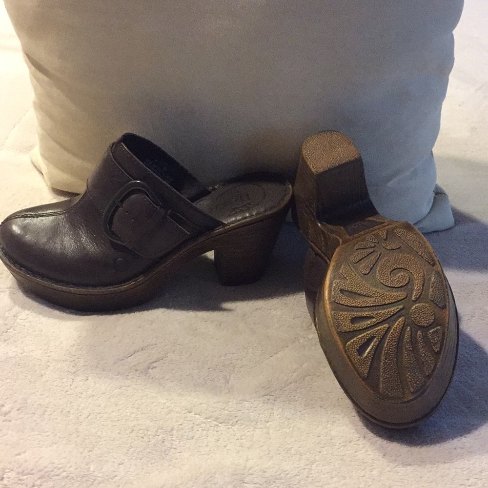 Dark brown Clogs with decor buckle